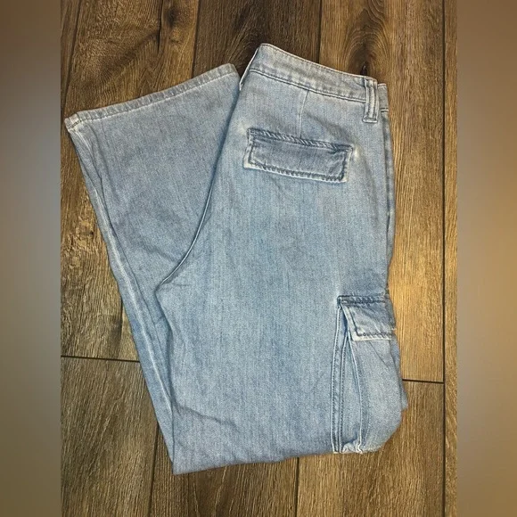 GUESS Cargo Jeans 29x30 – Light Wash Denim, Multi-Pocket, Zipper Detail - Picture 8 of 13